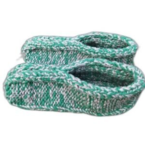 Žalios megztos šlepetės šonas